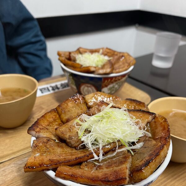 豚バラ丼　 特盛（肉10枚）　1,298円 大盛（肉8枚）　1,078円