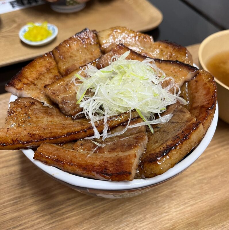 豚バラ丼　 特盛（肉10枚）　1,298円 大盛（肉8枚）　1,078円
